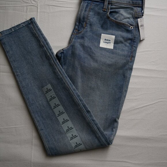 Women's Mid Rise Skinny Jeans, Light Wash, Size 2 - Picture 3 of 11